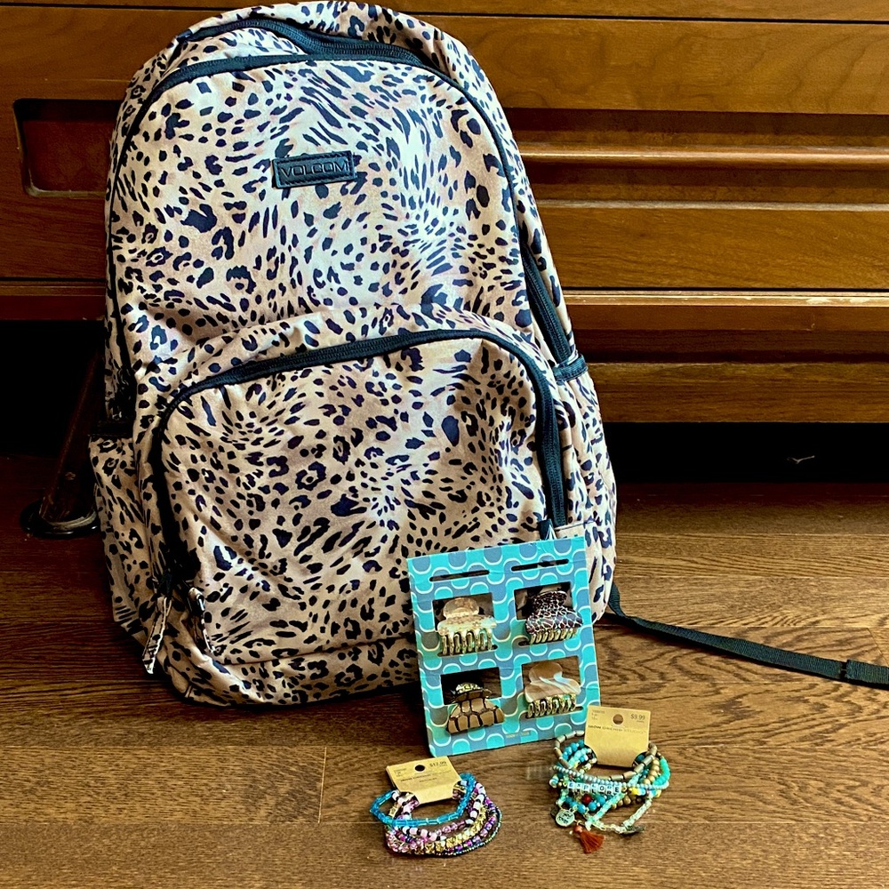 Volcom - The Wild Print Backpack with 10 braclets or 4 hair clips for FREEE 🛍️